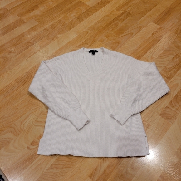 Ann Taylor Sweaters - Ann Taylor White V Neck Sweater Size Small